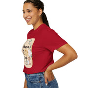 Unisex red T-shirt with "Mom's Kitchen" design, ideal for baking lovers and culinary enthusiasts.