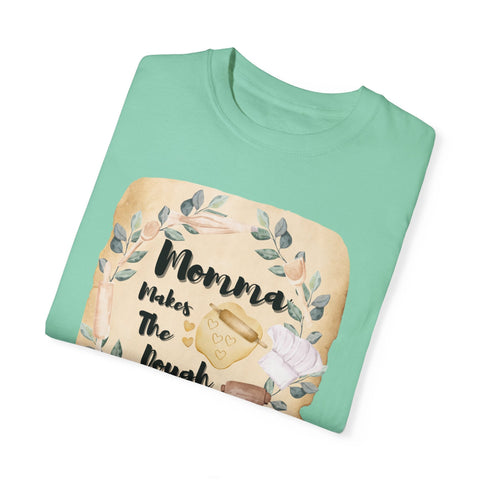 Unisex garment-dyed T-shirt with "Momma Makes The Best" print, ideal gift for culinary enthusiasts.