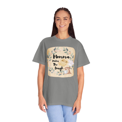 Unisex gray T-shirt with "Momma Makes The Dough" baking design, ideal gift for food lovers.