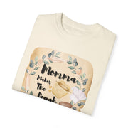 Unisex garment-dyed T-shirt with "Mom's Kitchen" design, ideal gift for bakers and food lovers.